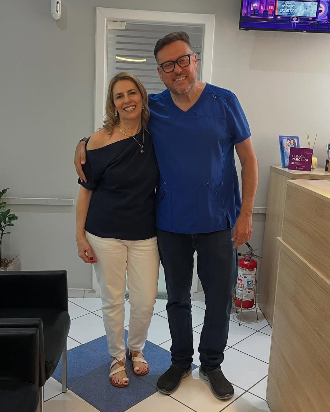 Dentes fixos em um dia com carga imediata
